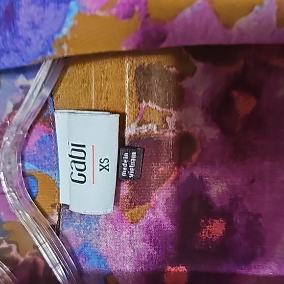 CABI FALL 2024 FUSHIA PRINT SLEEVESS TOP - SZ. XS. WORN TWICE - EUC! - Picture 2 of 3